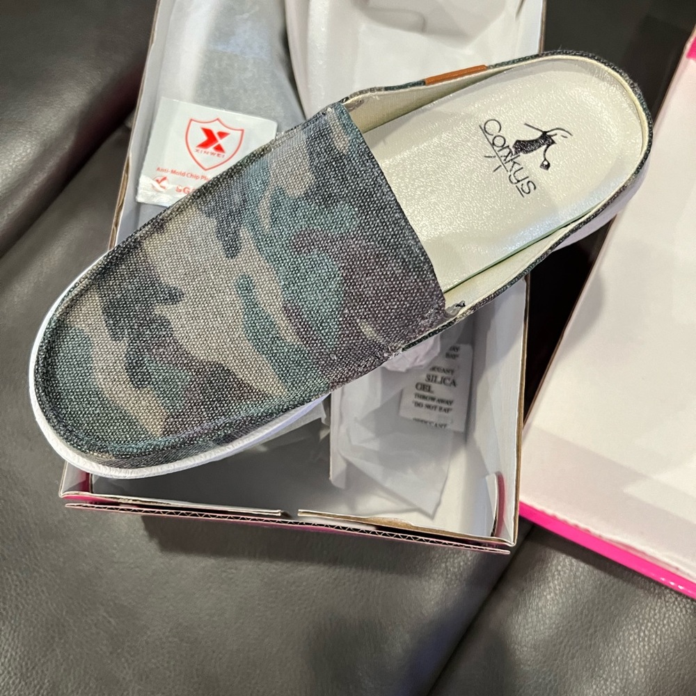Corkys Pontoon camo size 7 NIB